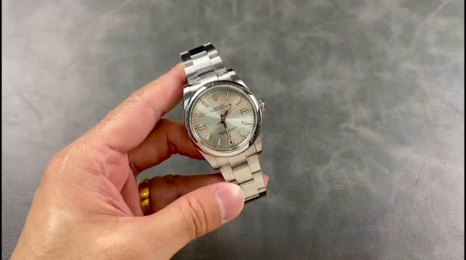 Rolex Oyster Perpetual 41mm Smooth Bezel Oyster Bracelet Silver Dial 124300 0001